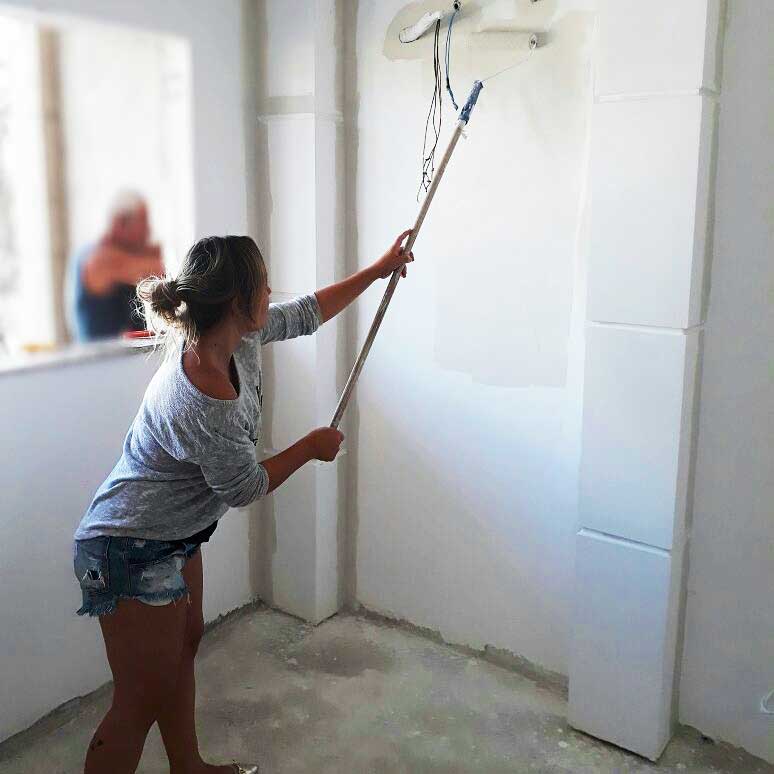 casa-de-bamba-marcela-mahcolocando-pintando-primeira-parede